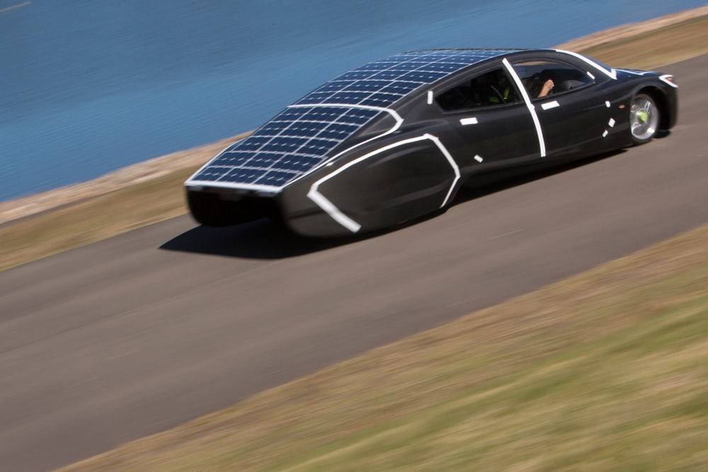 Автомобиль на солнечных батареях — повседневная реальность?