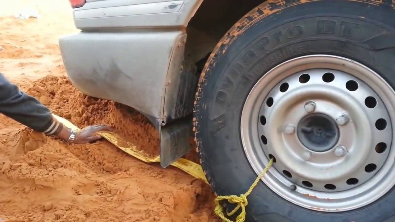 Как вытащить застрявшую машину из грязи в одиночку