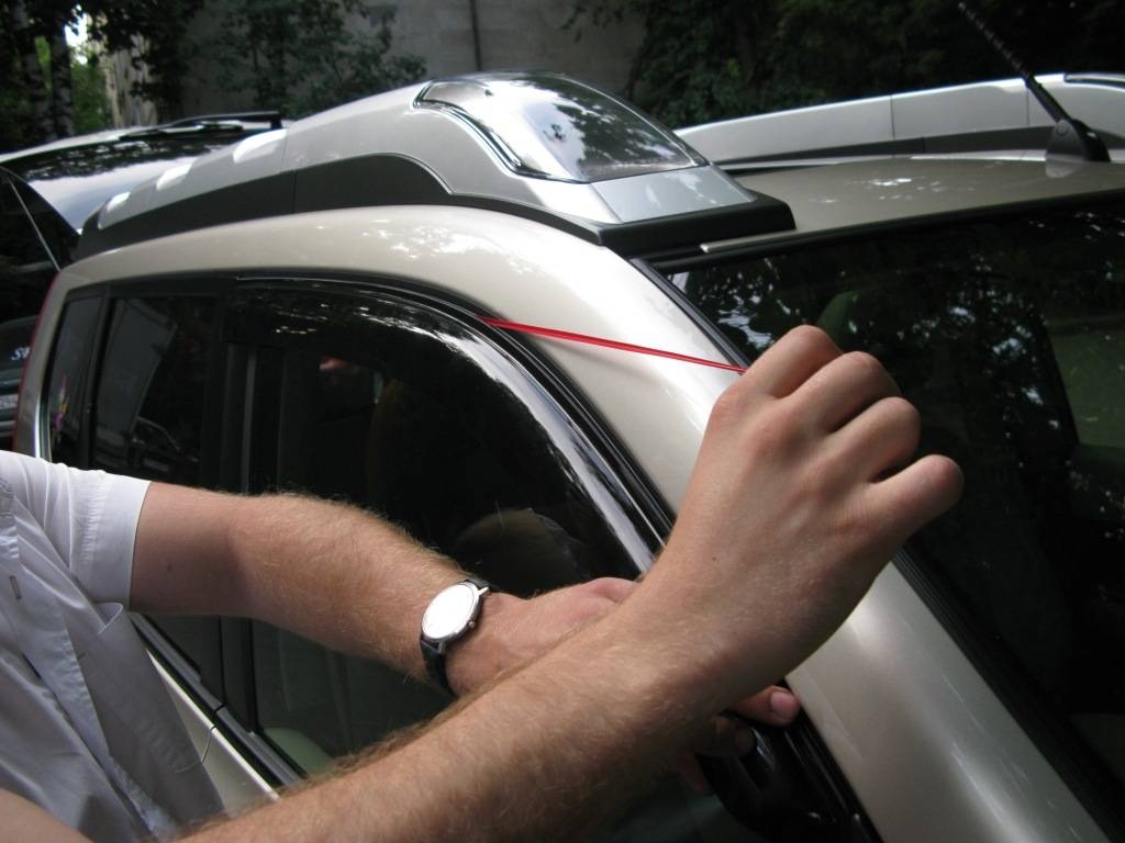 Дефлекторы на окна автомобиля и на капот: как поставить и снять