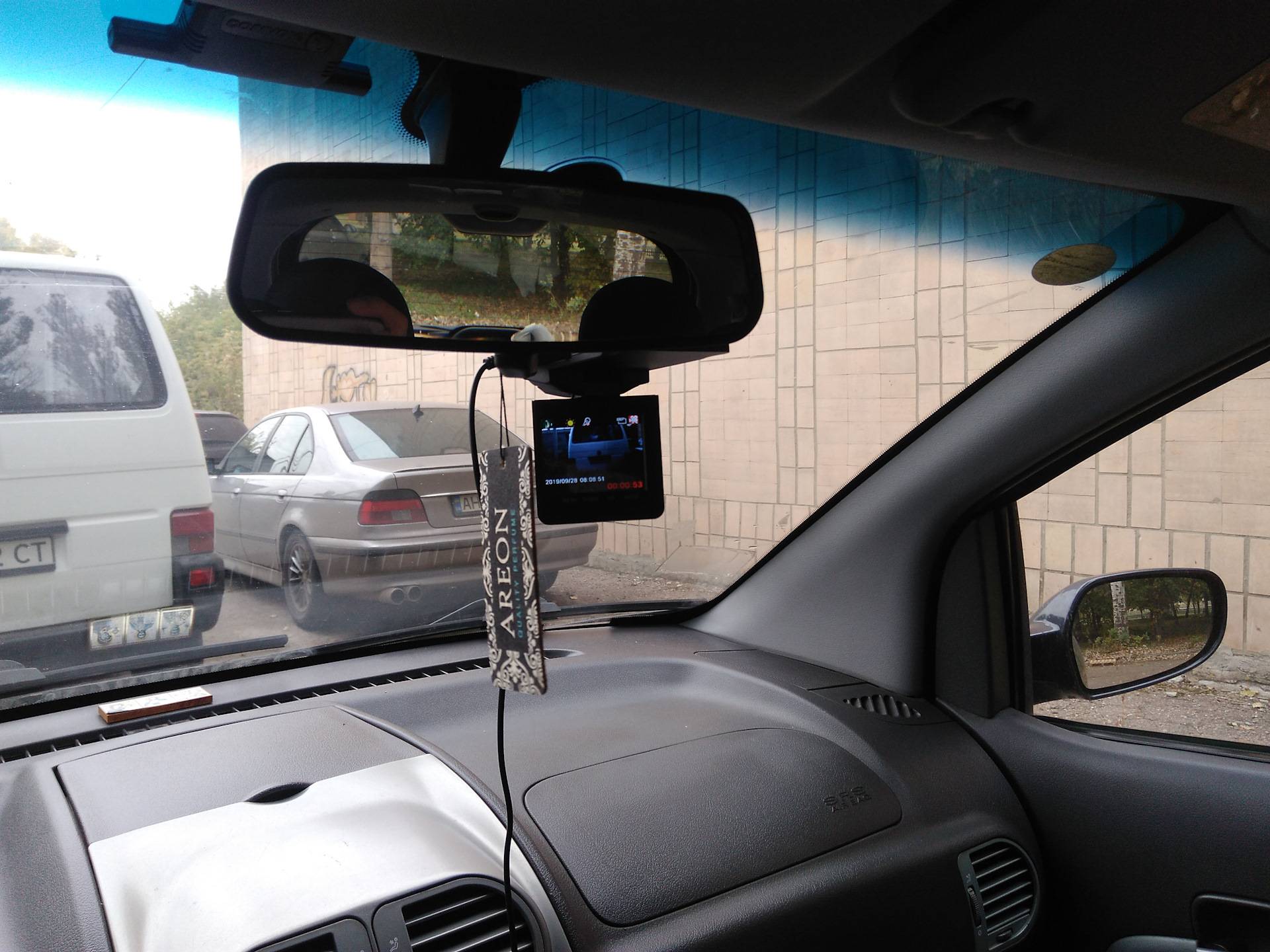 Как закрепить видеорегистратор в автомобиле – виды крепления