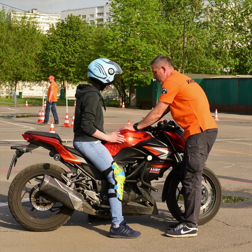 Полное руководство по обучению езде на заднем колесе на мотоцикле мир с мотоциклом, для мотолюбителей