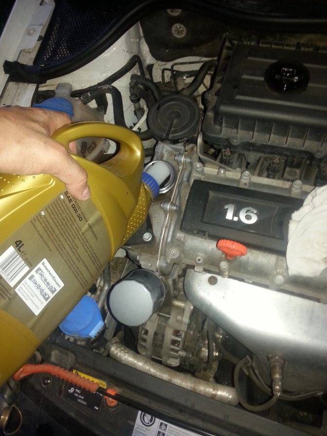 Замена масла в двигателе volkswagen polo седан или хэтчбек: какую смазку заливать и как часто менять