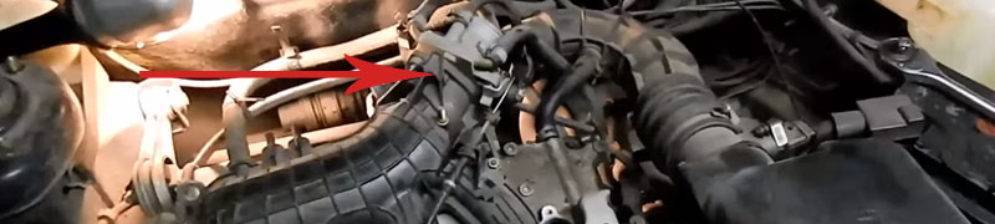 Почему двигатель троит во время прогрева?
