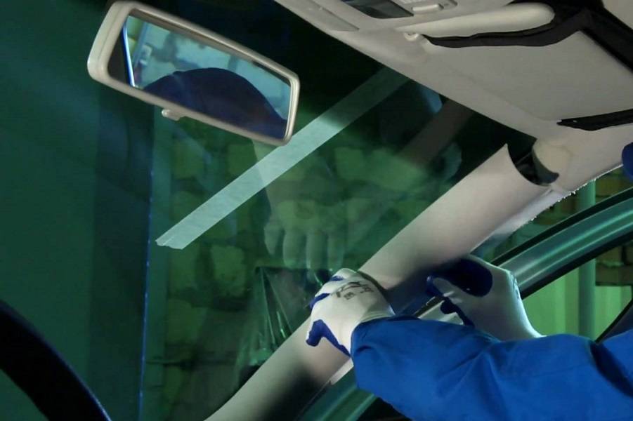 Как заменить лобовое стекло своими руками — демонтаж, подготовка и установка, что нужно для процедуры