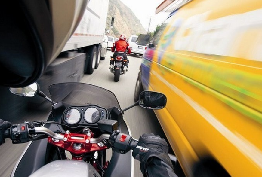Мотоцикл или машина: что быстрее, лучше, опаснее и дороже