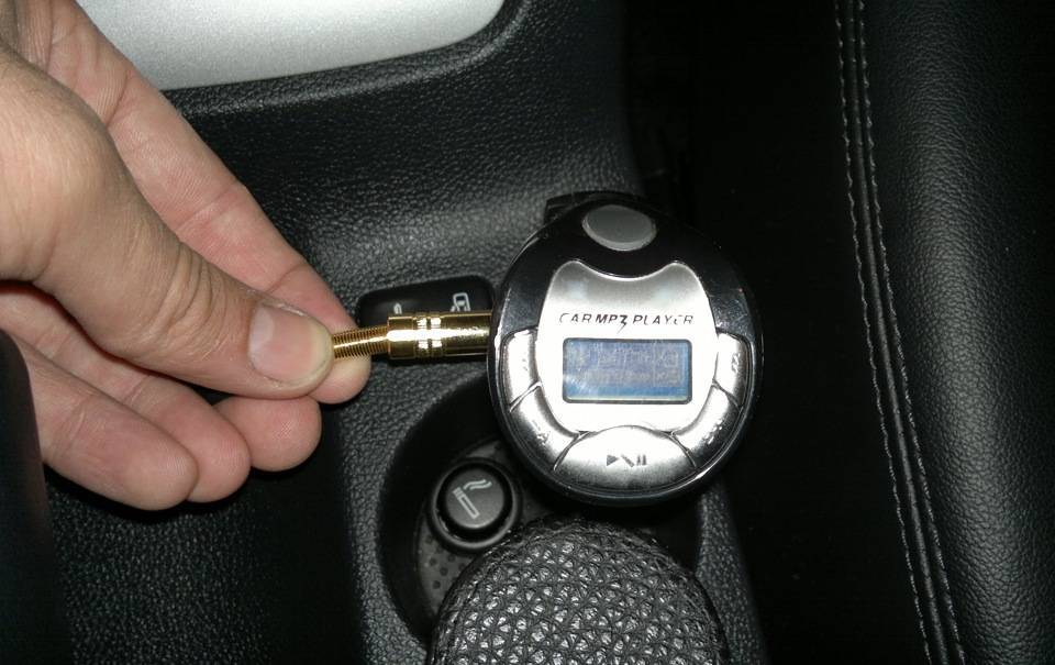Как передавать музыку с телефона на магнитолу автомобиля: 6 способов