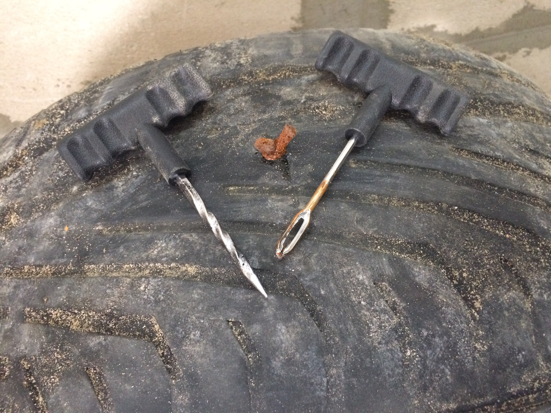Ремонт прокола бескамерных шин своими руками: специальные жгуты, наборы, другие инструменты, технология ремонта, видео