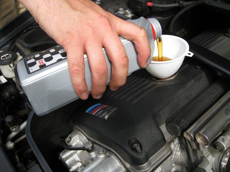 Когда доливать масло в двигатель и как это правильно делать — на холодный или горячий мотор