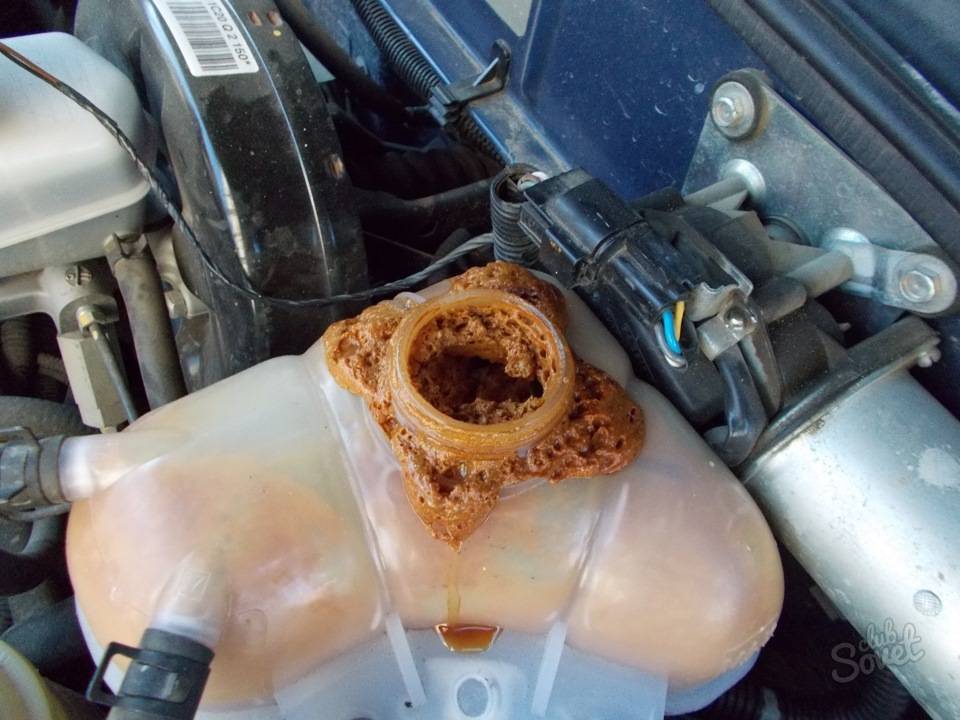 Масло в системе охлаждения двигателя: причины и методы решения