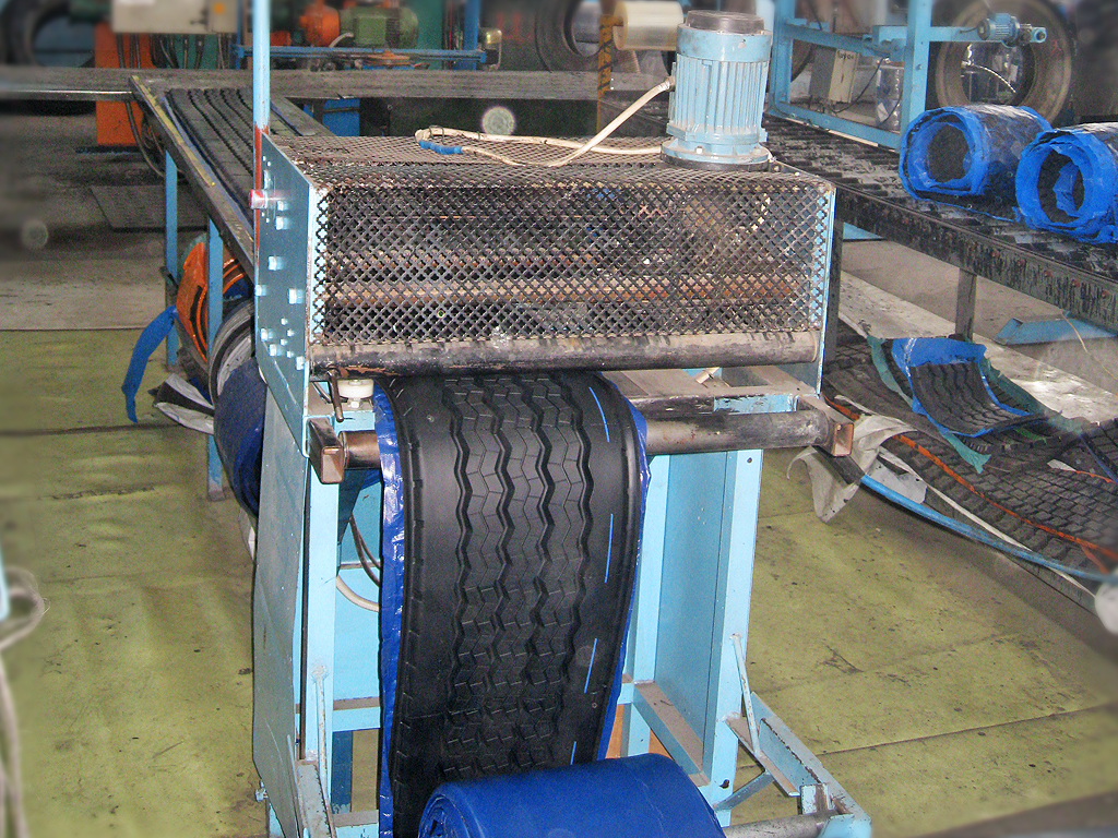 На автомобильных покрышках часто крепят металлические. Наварка грузовых шин. Оборудование для наварки протектора. Оборудование для восстановления шин грузовых автомобилей. Восстановленные шины.