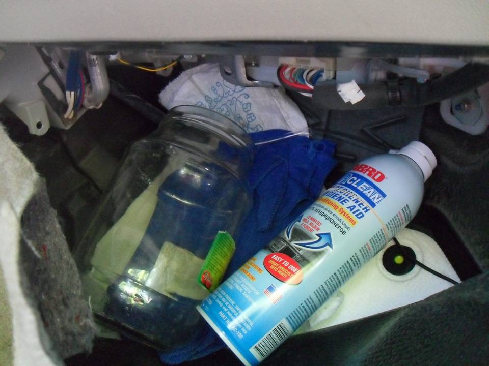 Как почистить кондиционер в автомобиле специальными и подручными средствами