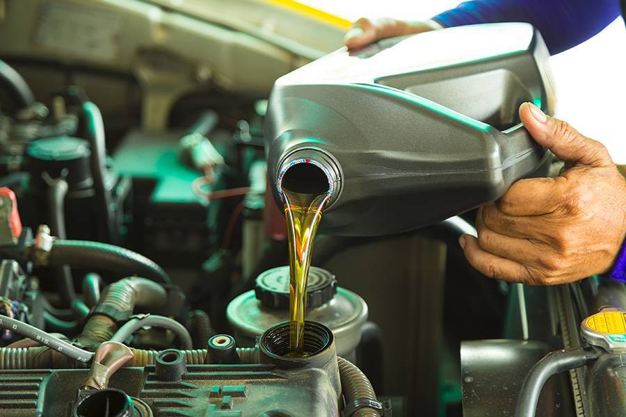 Нужно ли часто менять масло в двигателе и как правильно это делать?