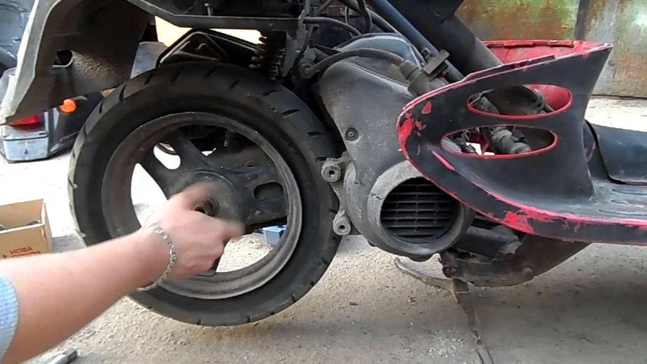 Как снять заднее колесо на скутере