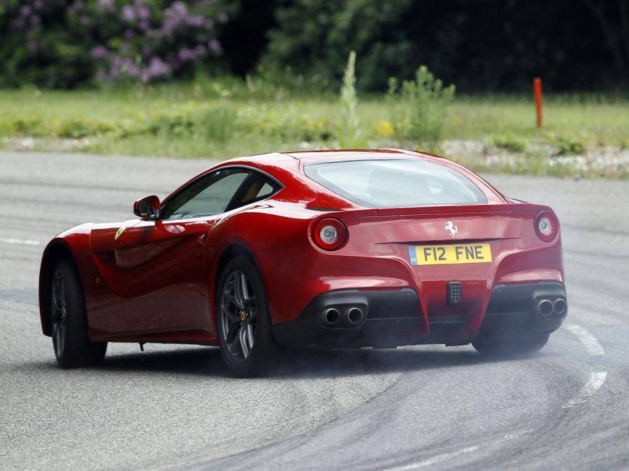 Ferrari f12 berlinetta разгоняется до сотни за 3,1 секунды