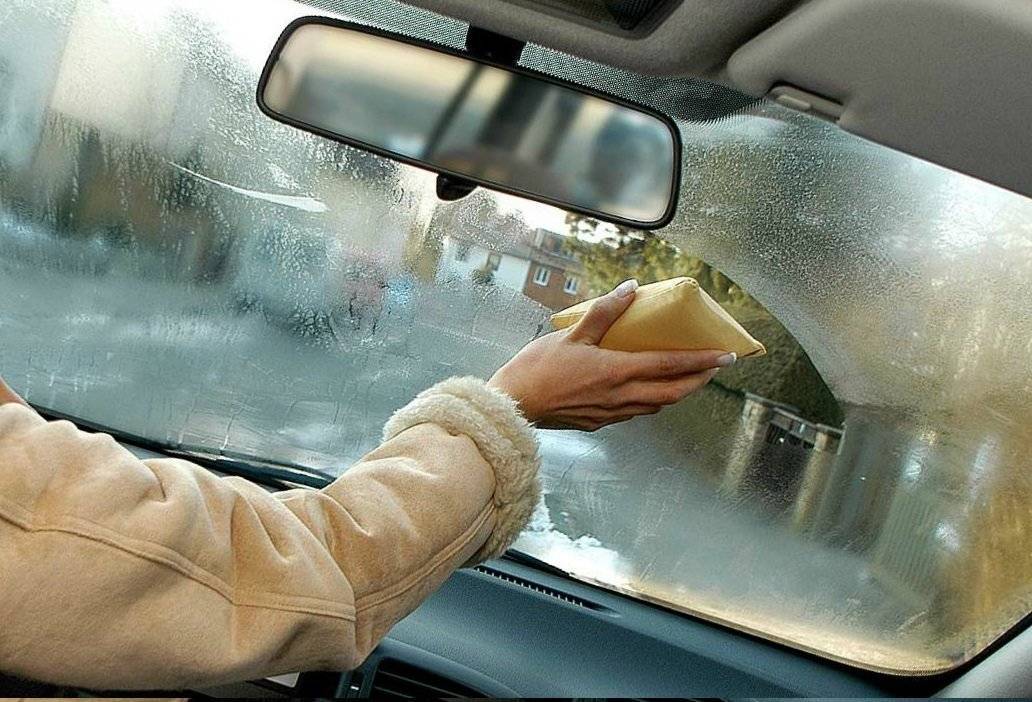 Потеют стекла в машине: что делать водителю