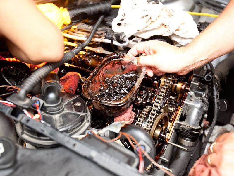 По каким причинам масло уходит из двигателя и как решить проблему?