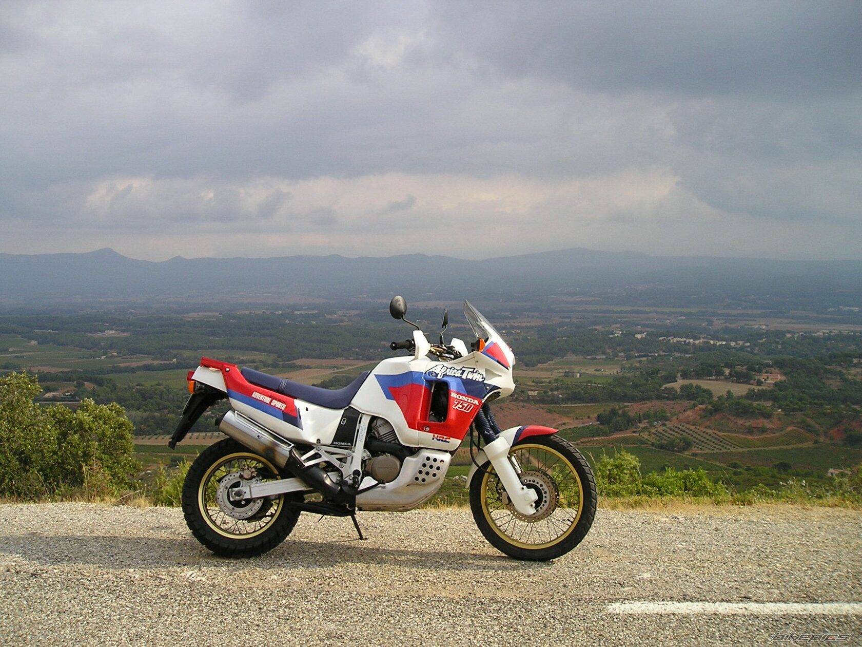Мотоцикл honda xrv 750 africa twin: обзор, технические характеристики