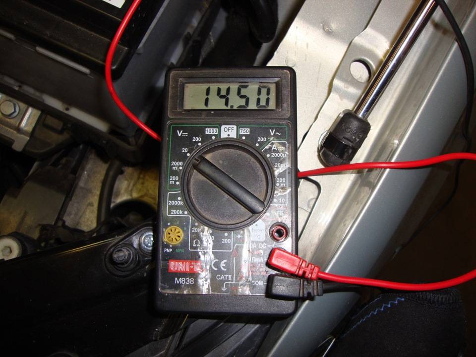 Напряжение и автомобильный аккумулятор: сколько вольт у заряженной акб с нагрузкой и без