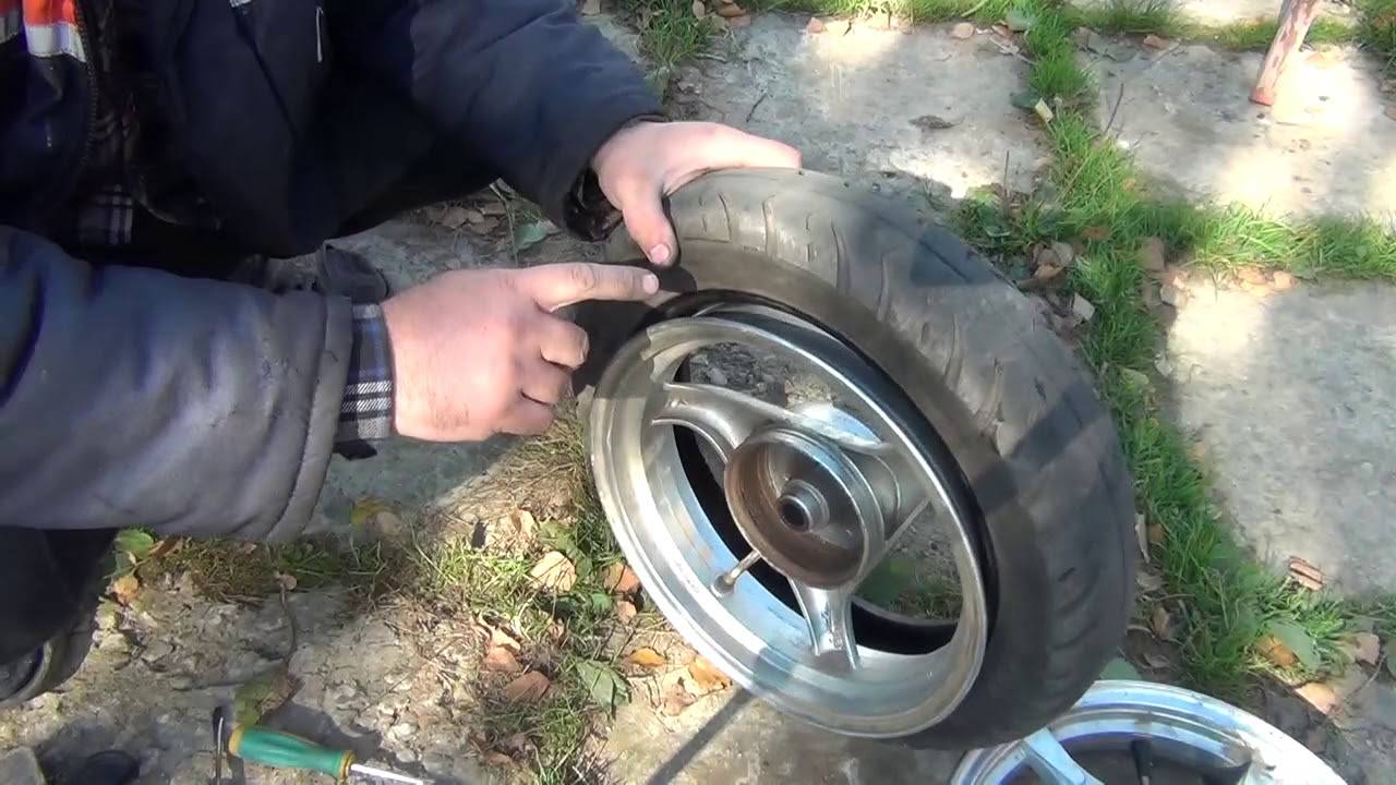 Как установить безкамерку на скутер