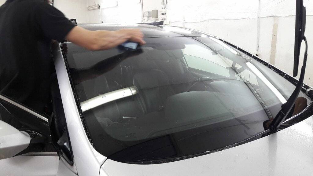 Бронирование лобового стекла автомобиля пленкой — плюсы и минусы