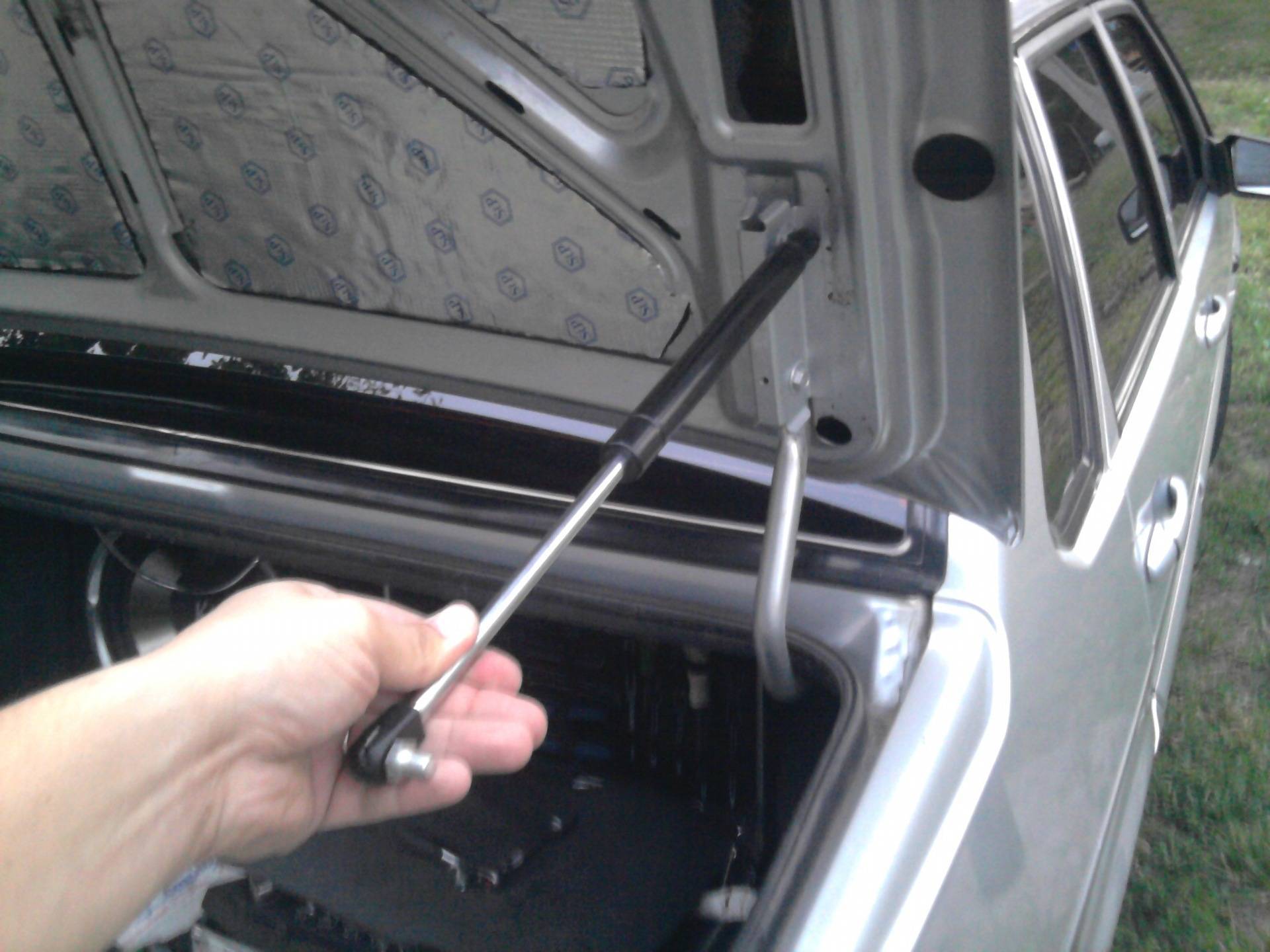Как правильно выбрать амортизатор багажника, задней двери и капота?