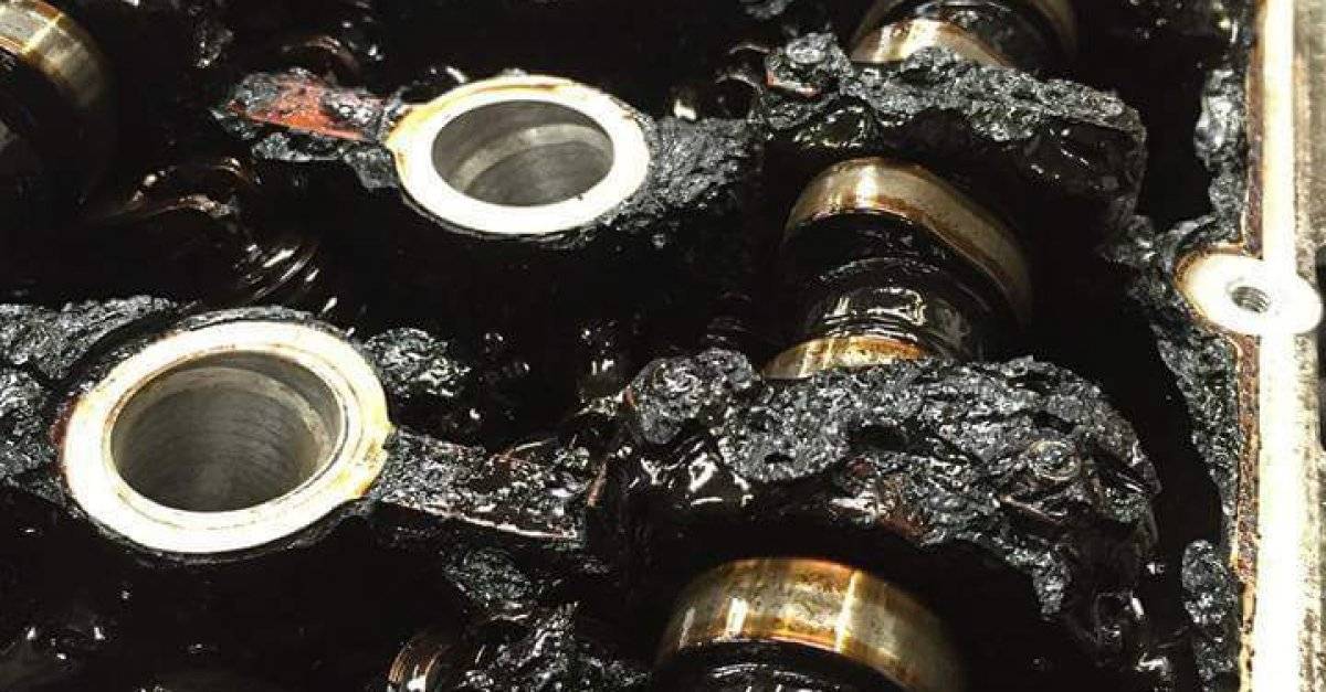 Должно ли чернеть масло в двигателе и почему это происзодит