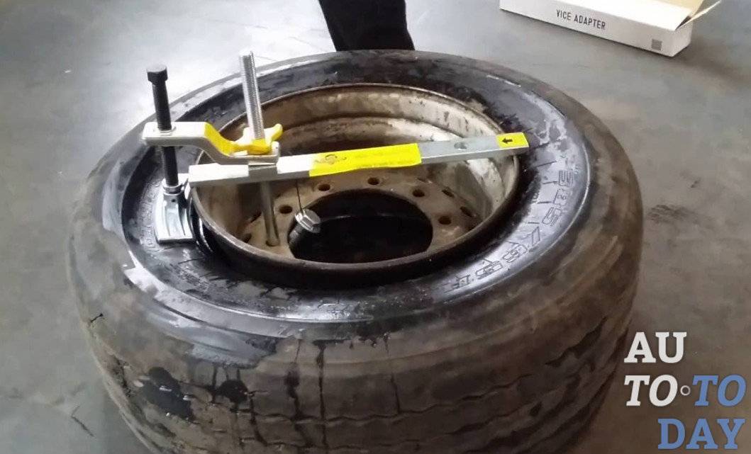 Как самому разбортировать колесо на литом диске