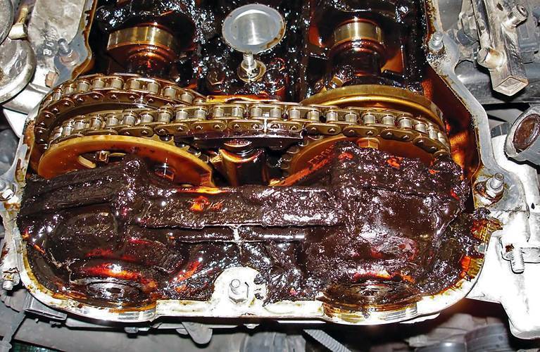 Почему моторное масло в двигателе быстро изменяет цвет или чернеет?