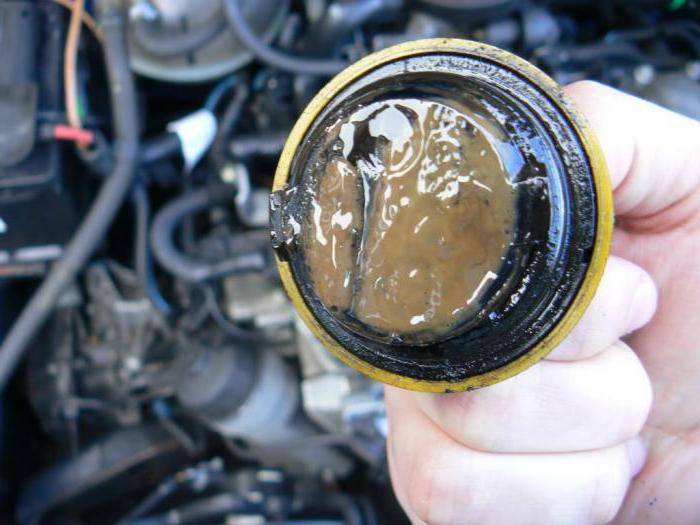 Бензин попал в масло двигателя: что делать водителю