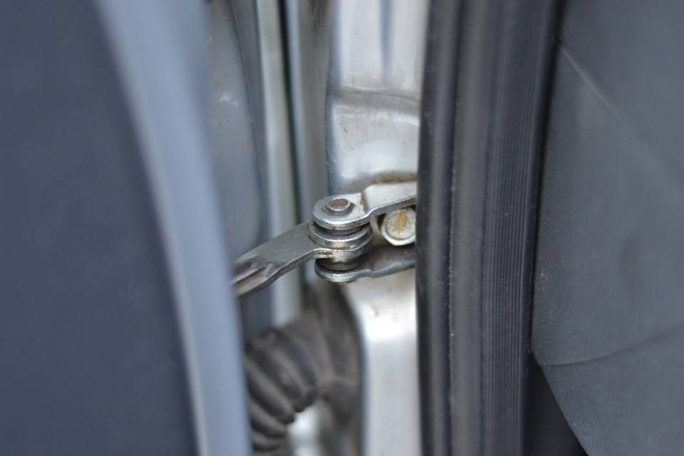 Чем смазать петли дверей автомобиля, если скрипит дверь в машине при открывании