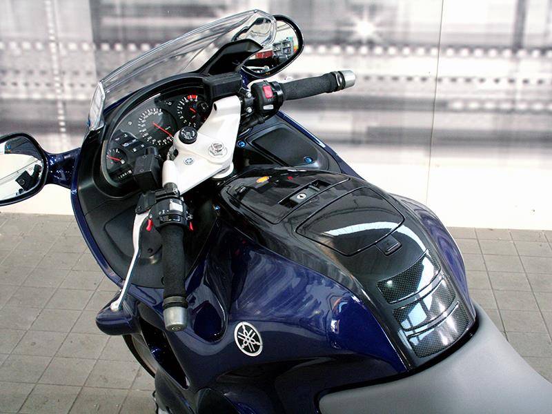Технические характеристики мотоцикла yamaha yzf-r1 — краткий обзор легенды мотоциклетного спорта