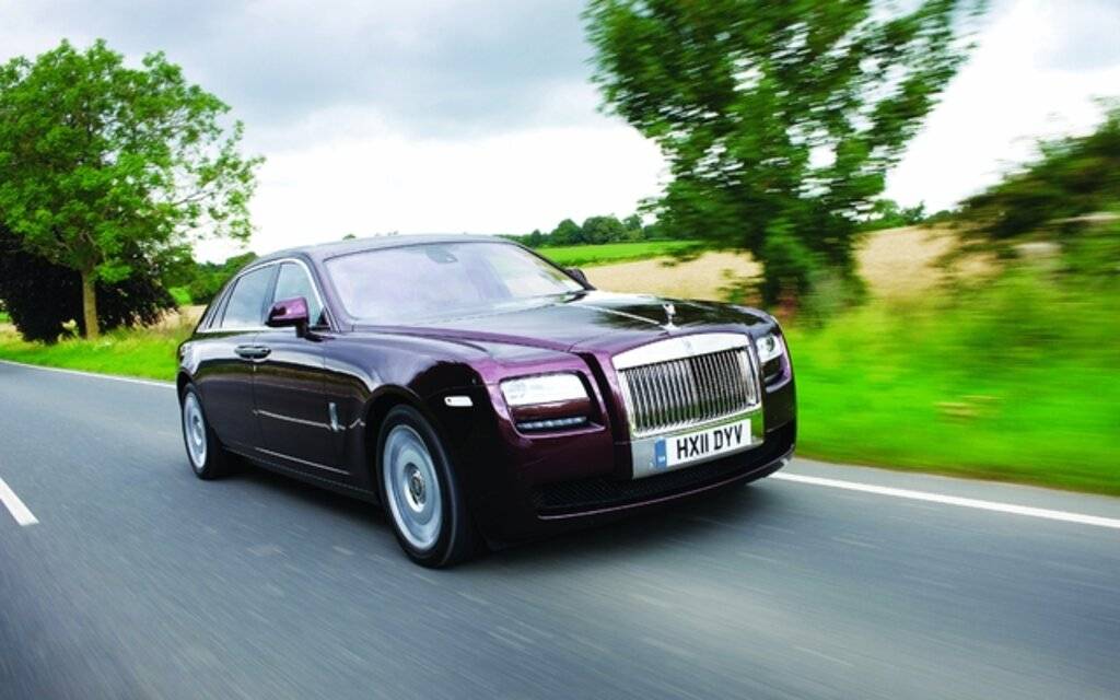 Тест-драйв rolls-royce ghost и rolls-royce phantom drophead coupe: репортаж из зазеркалья - журнал движок.