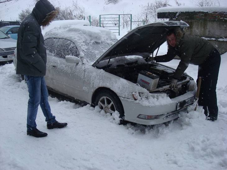 Нужно ли прогревать машину перед поездкой в зимний и летний период, при какой температуре двигателя можно начинать движение