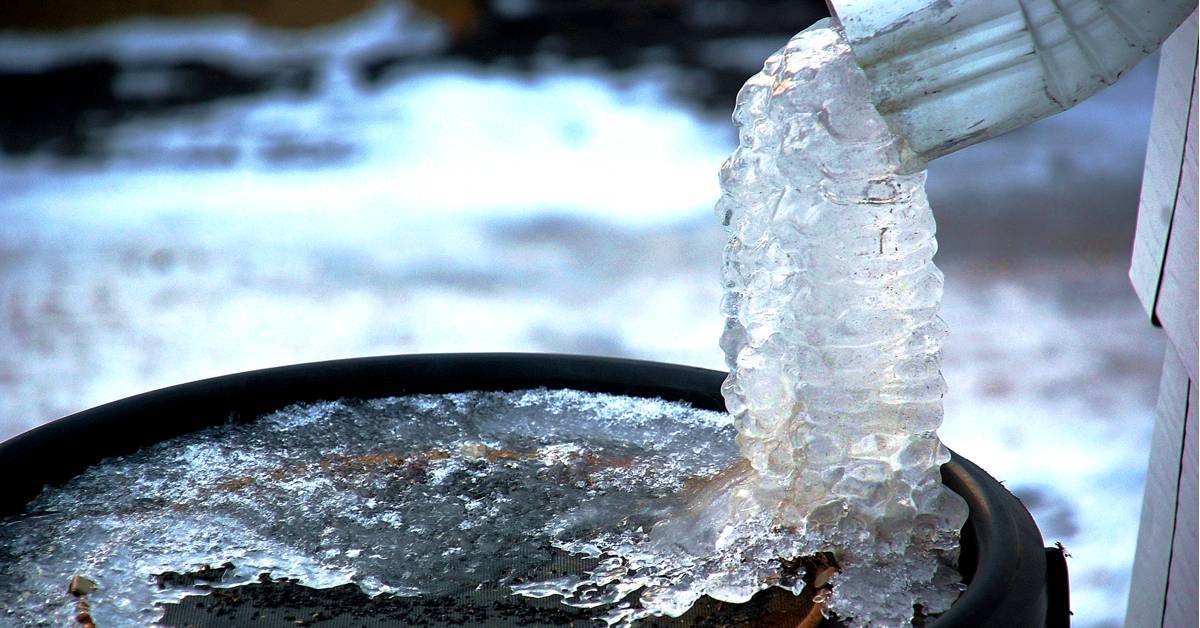 Почему замерзает вода в холодильнике. Размороженная вода. Вода в бочке при замерзании.