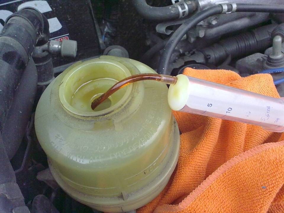 Замена жидкости гур: как поменять и долить масло в гидроусилитель руля, а также когда и в каких случаях это нужно делать