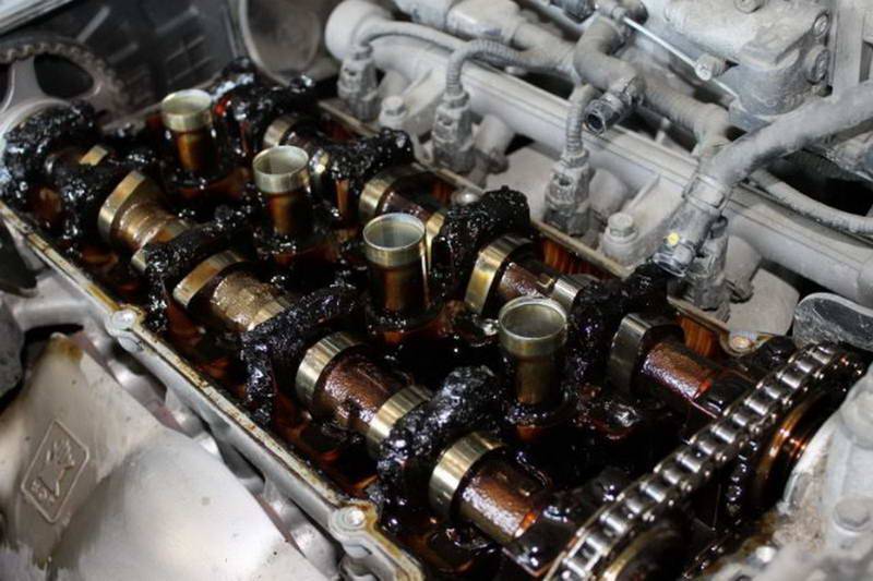 Стоит ли менять масло в двигателе, если оно почернело?