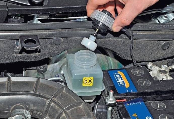 Замена тормозной жидкости в автомобиле с абс