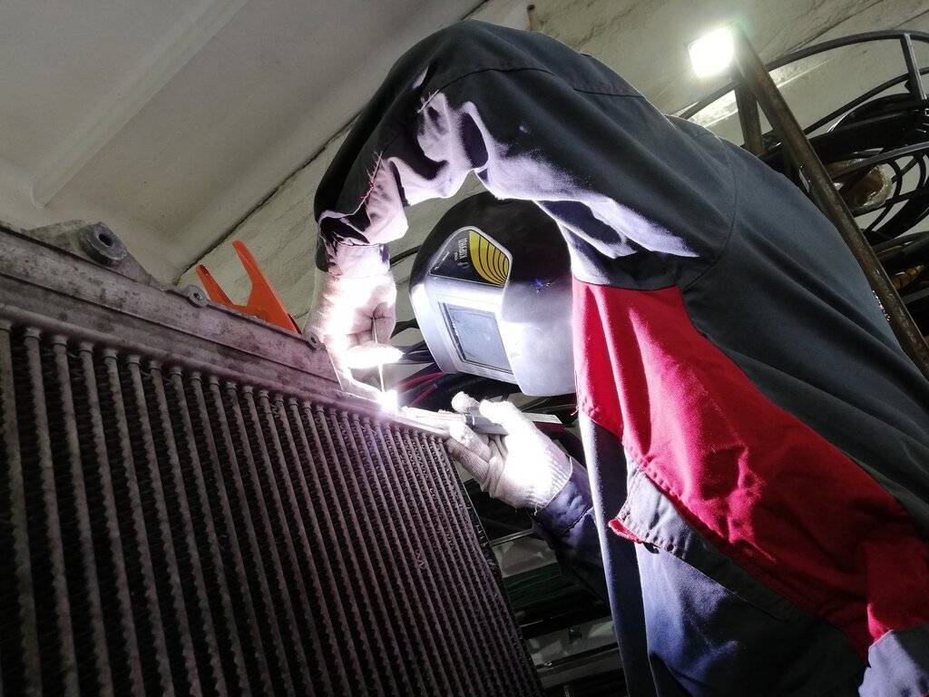 Ремонт радиатора автомобиля своими руками в гараже и в пути