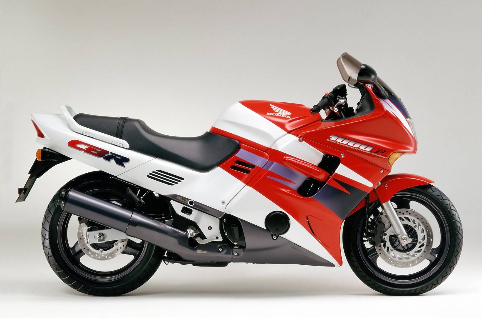 Honda cbr1100xx – быстрый мотоцикл для смелых людей | ru-moto