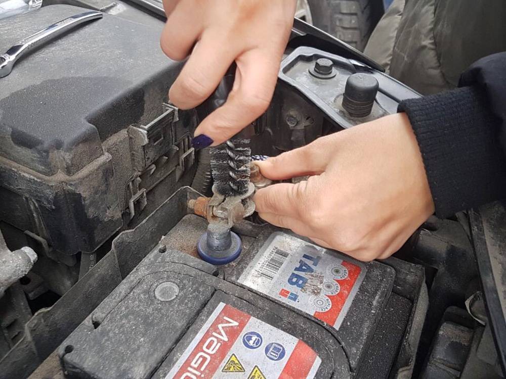 Как чистить клеммы аккумулятора автомобиля и зачем это нужно