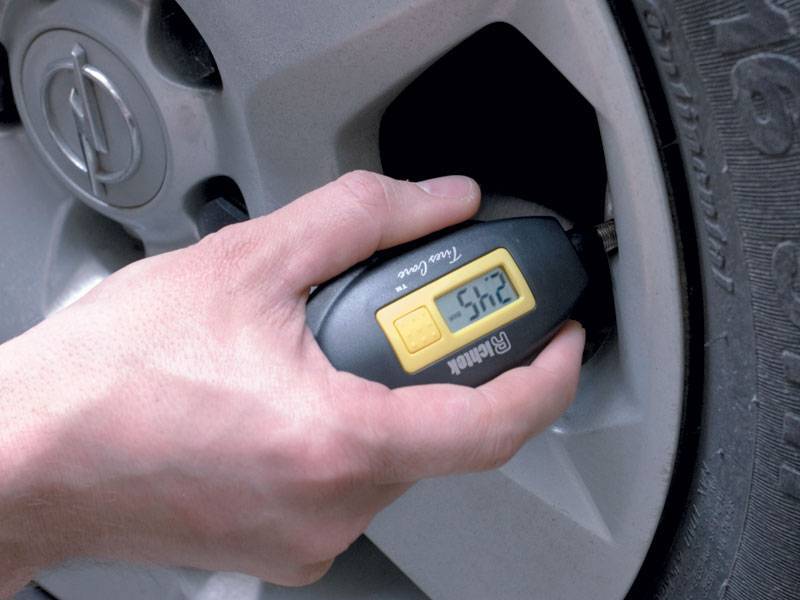 Давление в шинах грузовика. Измеритель давления в шинах автомобиля. Давление в шинах автомобиля. Замер давления в шинах. Прибор для измерения давления в шинах электронный.