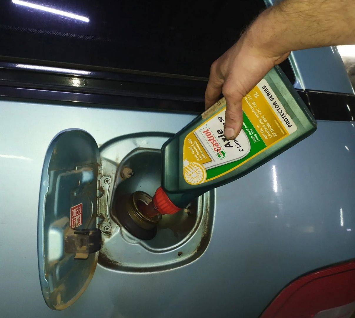 Масло в бензин в автомобиль