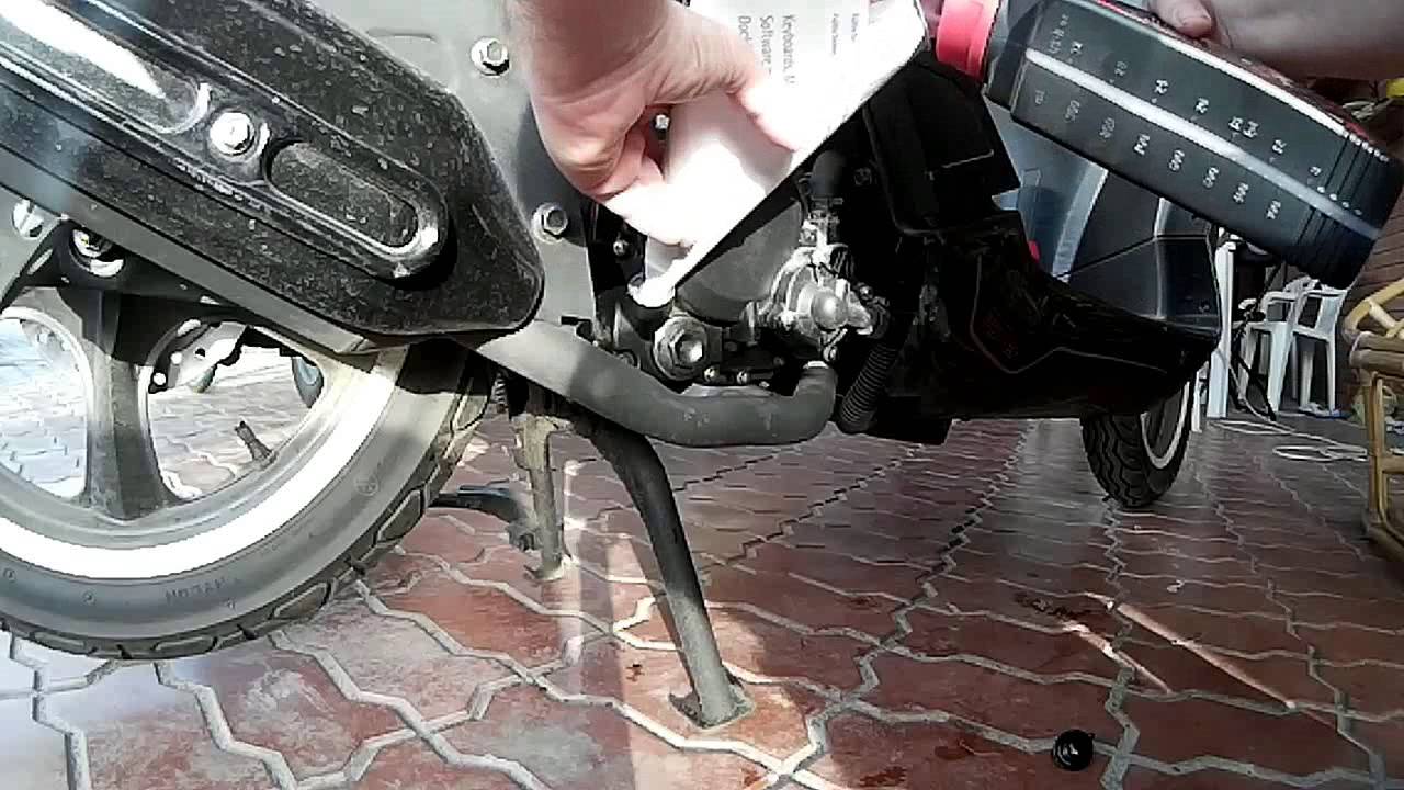 Какое масло заливают в скутер - все об авто и мото технике