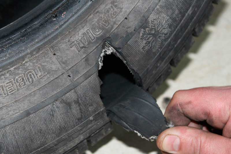 Ремонт боковых порезов бескамерных шин легковых и грузовых авто своими руками