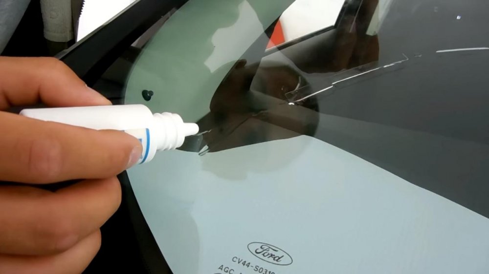 Как остановить трещину на лобовом стекле автомобиля своими руками: пошаговая инструкция и отзывы :: syl.ru