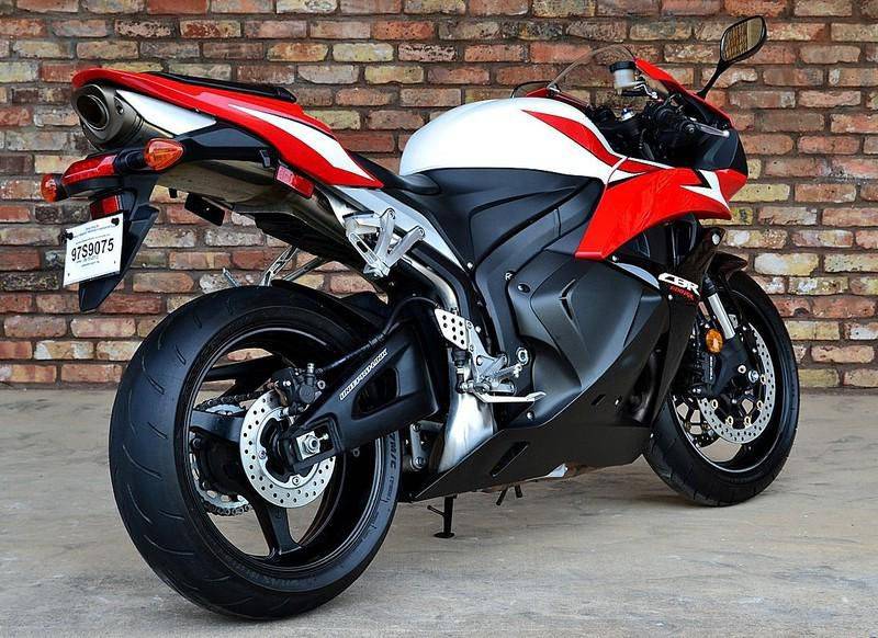 Мотоцикл Honda cbr1000rr красный авария ночью