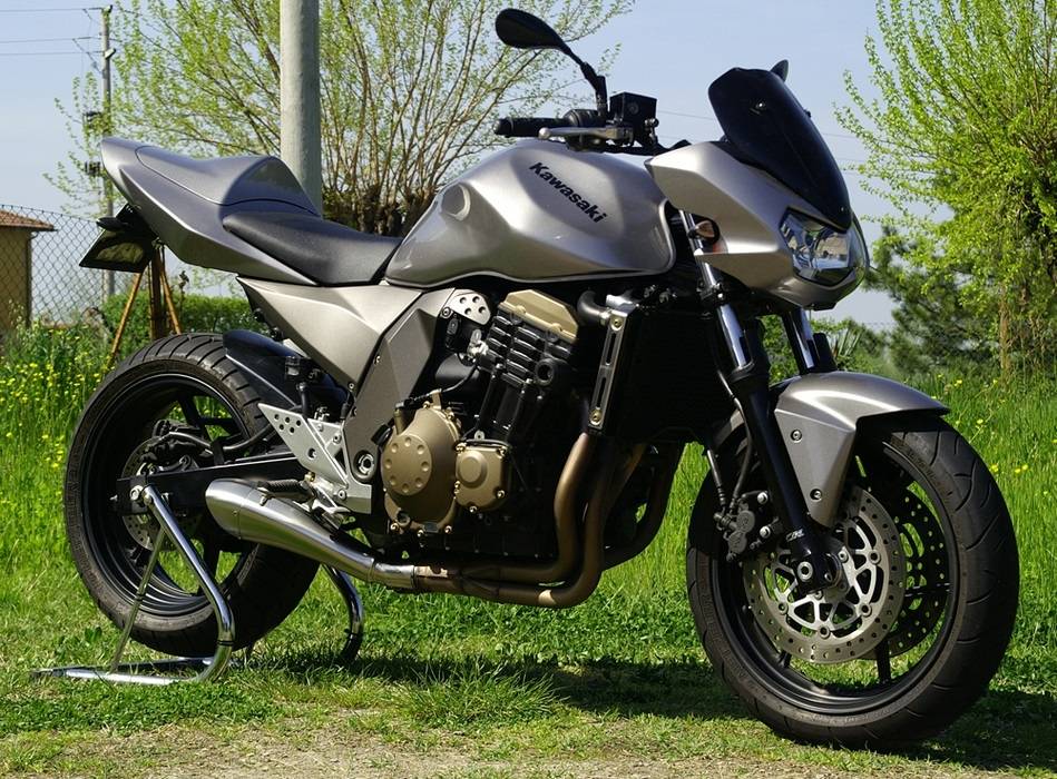 Мотоцикл kawasaki z750 - одним из самых мощных в классе нейкедов
