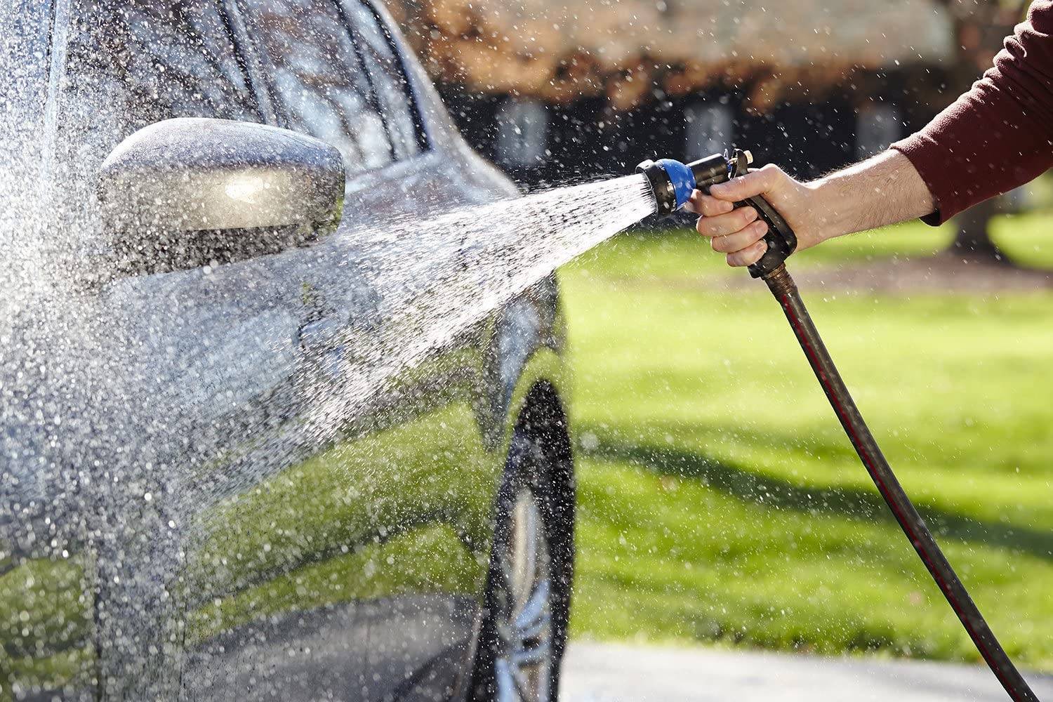 Можно мыть машину в частном доме. Мойка машины. Мойка машины летом. Мытье машины на даче. Вода автомойка.