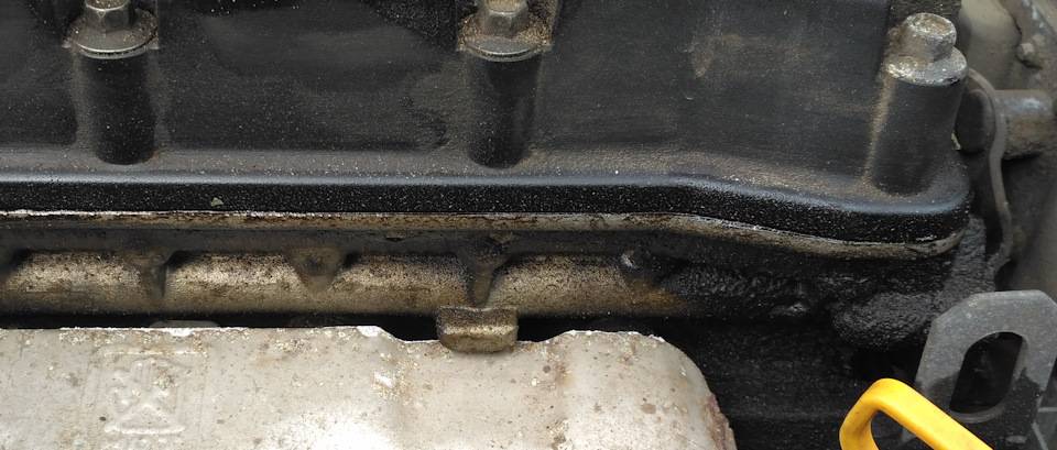 Почему течет масло под клапанную крышку двигателя?