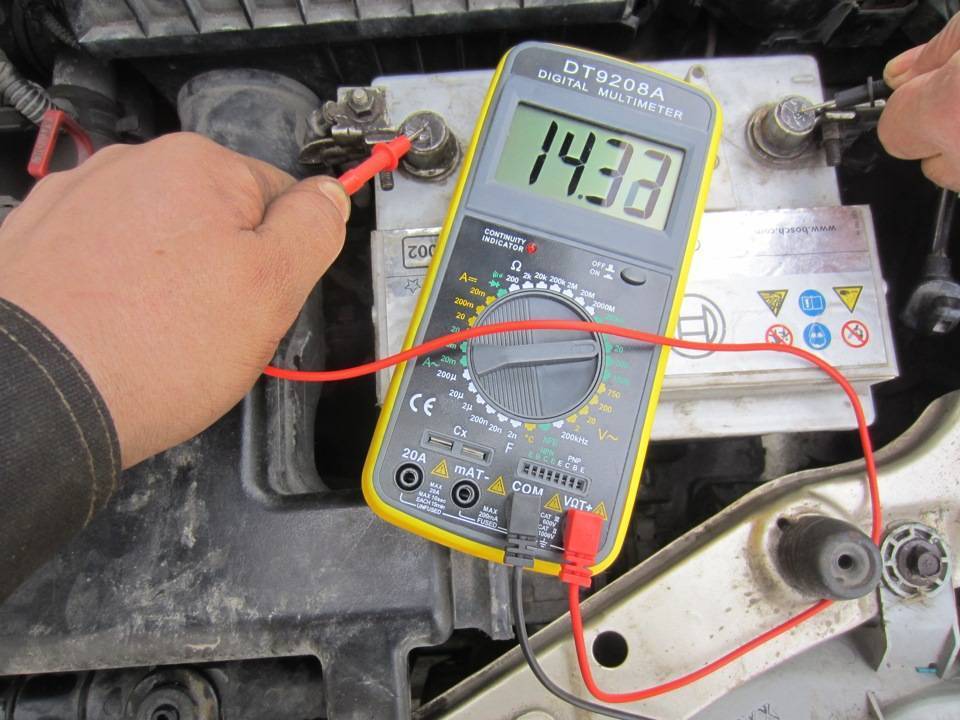 Проверка аккумулятора автомобиля: какое напряжение должно быть на аккумуляторе